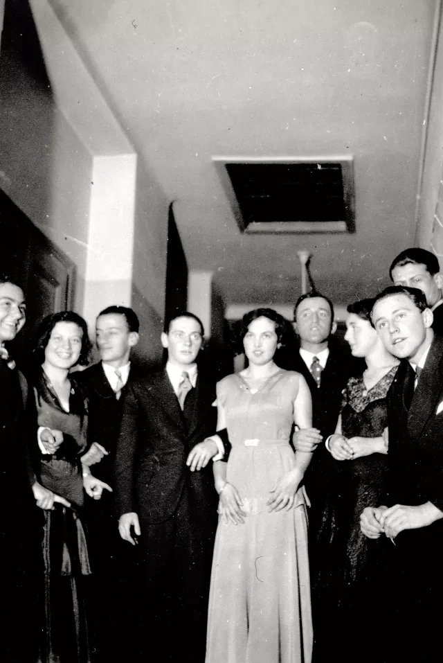 Stella Semenowsky bei einem Tanzabend in ihrem ersten Abendkleid