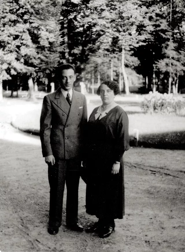 Auguste Korkes [geb. Reicher] mit ihrem Sohn Lonek