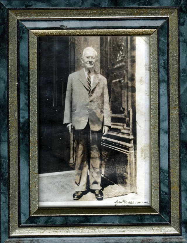 Norbert Wachtel vor dem Eingang seines 'Hotel de France' am Ring in Wien