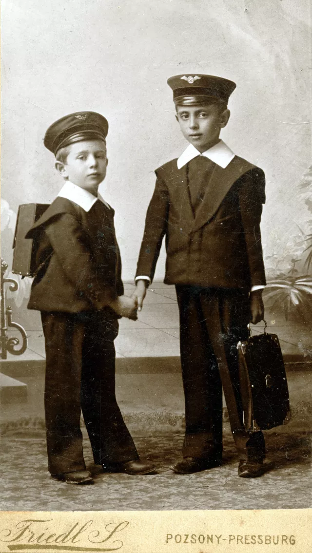 Susanne Zahradniks Vater Ernst Adler mit seinem Cousin Fritz Ehrenwald Susanne Zahradniks Vater Ernst Adler mit seinem Cousin Fritz Ehrenwald