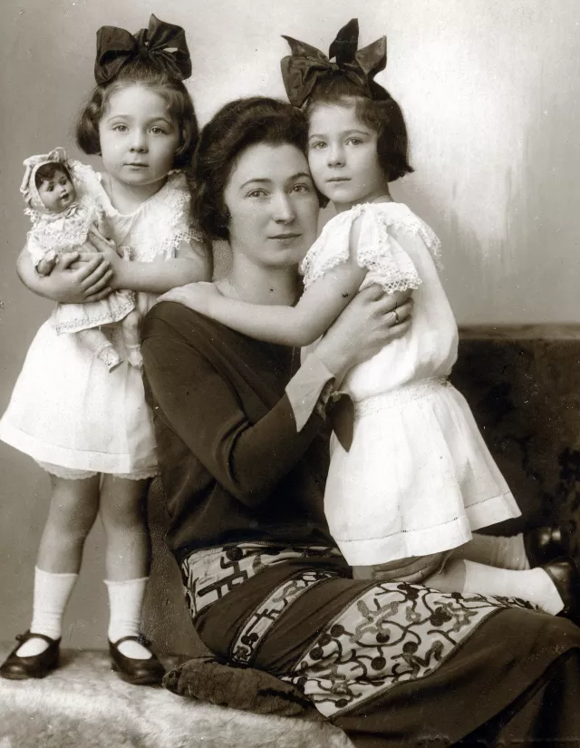 Susanne Zahradnik mit ihrer Mutter Katharina Adler und ihrer Schwester Martha