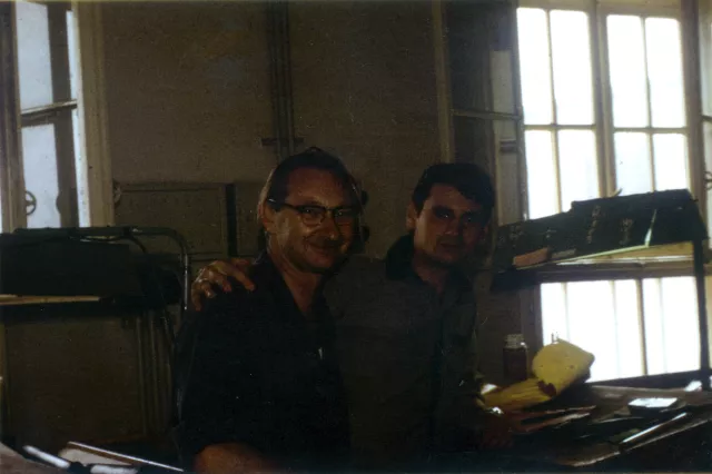 Max Tauber mit einem Arbeitskollegen bei der Post