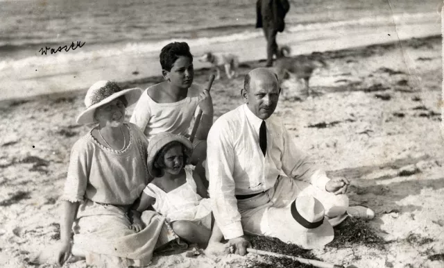 Albert und Vilma Smolka mit ihren Kindern Peter und Doris Albert und Vilma Smolka mit ihren Kindern Peter und Doris