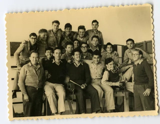 Hillel Kempler mit seinen Schülern