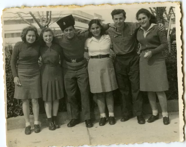 Hillel Kempler mit seinen Freunden