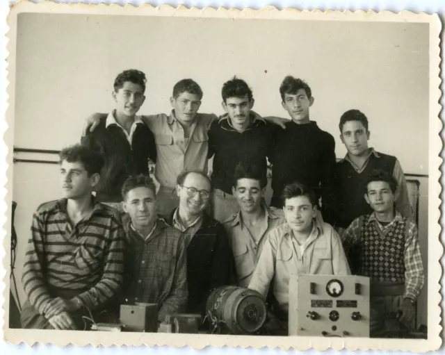 Hillel Kempler mit seinen Schülern