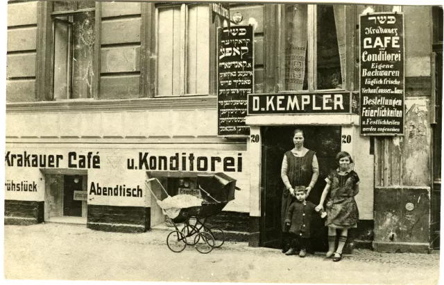 Liebe Kempler mit ihren Kindern Gusti, Miriam und Hillel [im Kinderwagen]