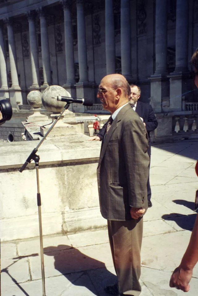 Leo Luster am Heldenplatz in Wien
