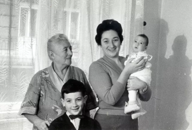 Chana Lanis mit Rachelle, Ariel und Desiree Muzicant