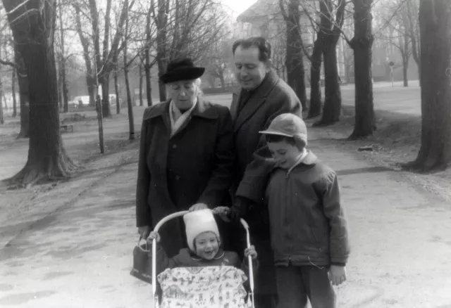 Chana Lanis und Gersh, Ariel und Desiree Muzicant im Prater