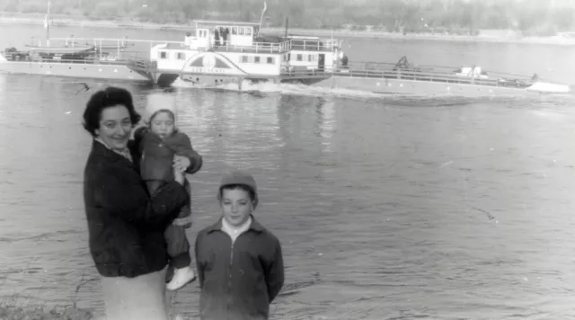 Rachelle, Ariel und Desiree Muzicant an der Donau