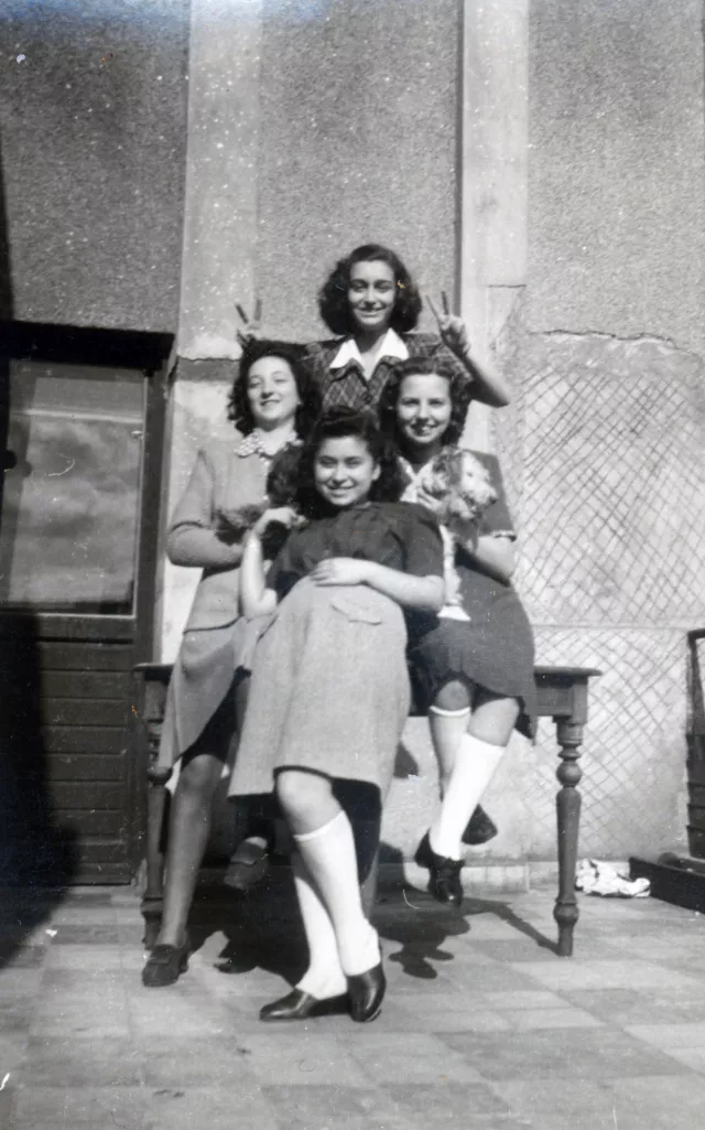 Rachelle Muzicant mit ihren Freundinnen