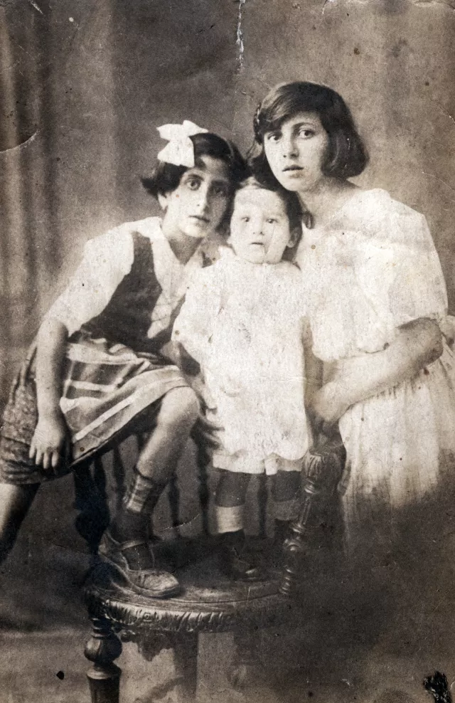 David Elazarov with his sisters Rozalia Navon and Dora Vakarelova