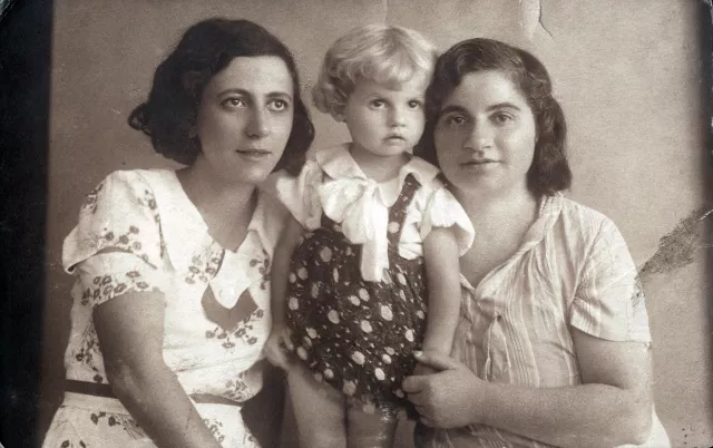 Rozalia Navon and friends