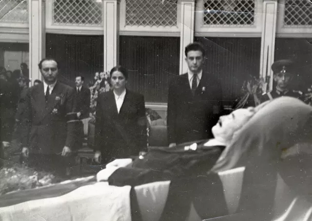 Eshua Almaleh in front of the death bed of Georgi Dimitrov