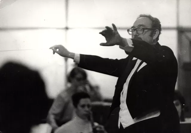 Jul Levi conducting the women's string orchestra