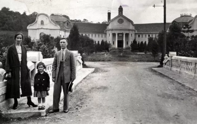 Yomtov Geron and his family