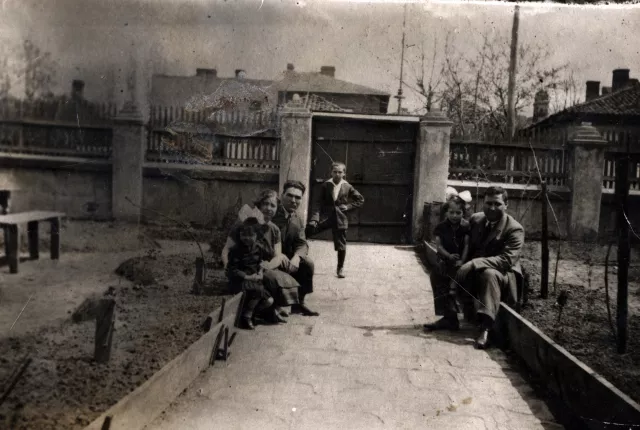 Leon Kohen and relatives