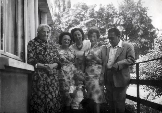 Oro Bidjarano with her daughters Oro Bidjarano with her daughters