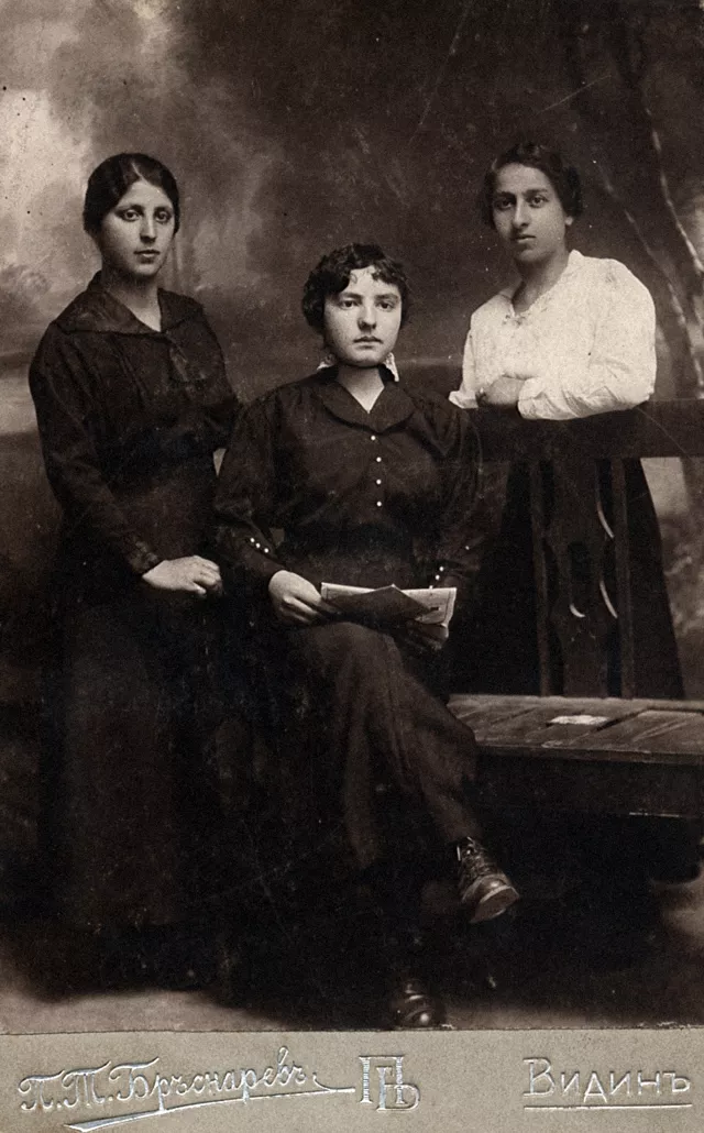 Sarah Pizanti with her cousin Rebecca and a friend