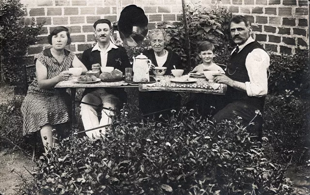 Mimi-Matilda Petkova's relatives in Paris