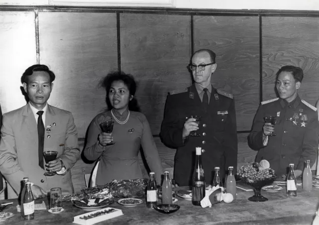 Nissim Kohenov at a meeting with a Chinese military delegation