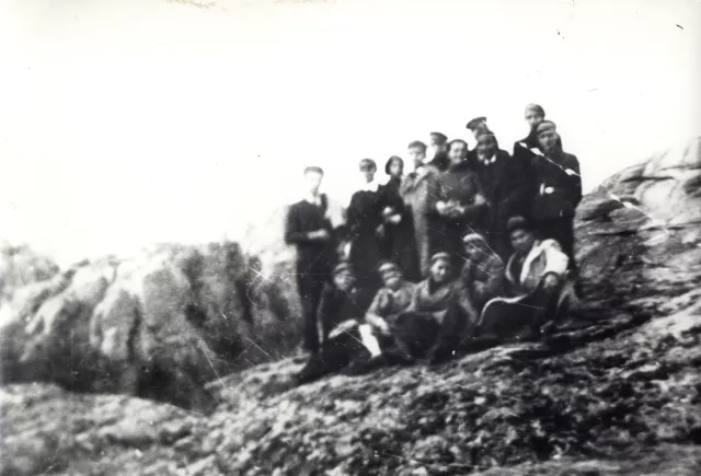 A picnic of some friends of Yako Izidor Yakov