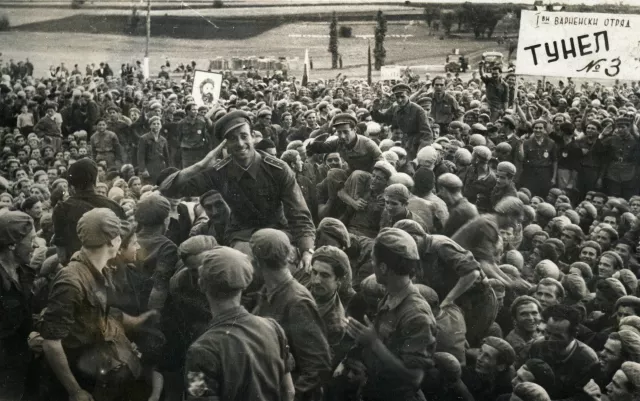 Yako Izidor Yakov when awarded the prize for his team