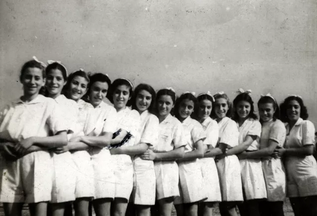 Anna Danon with the sports group of the Ilya Erenburg cultural organization