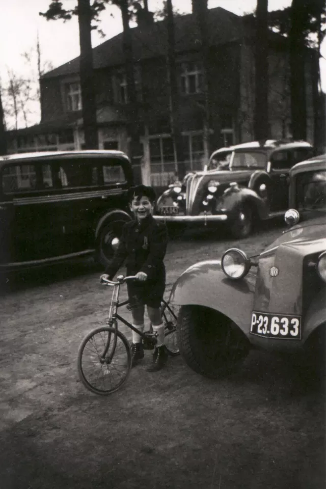 Young Harry Fink in the street