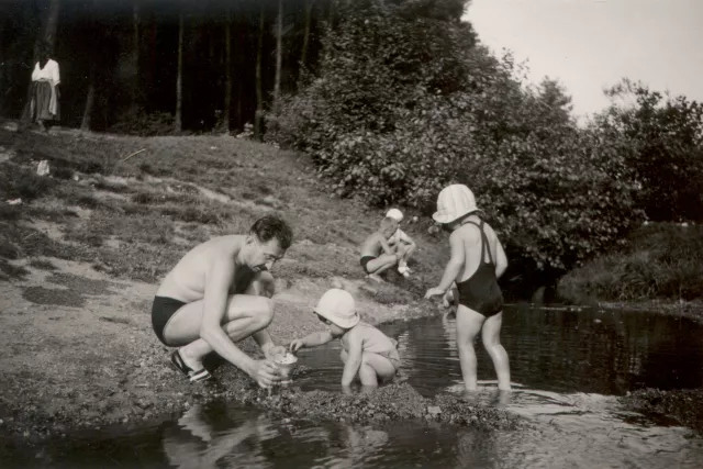 Harry Fink with his daughters