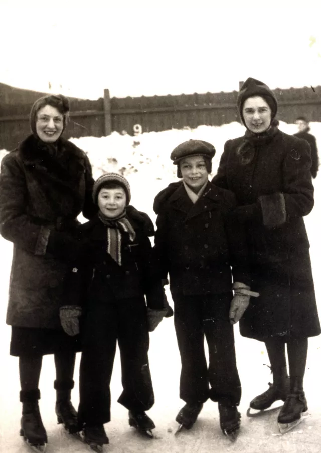 Hedviga Glückauf with her sister Marie Pick and their children