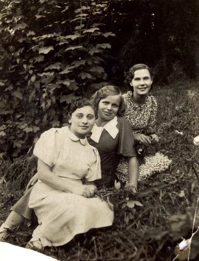 Klara Dovgalevskaya with two friends