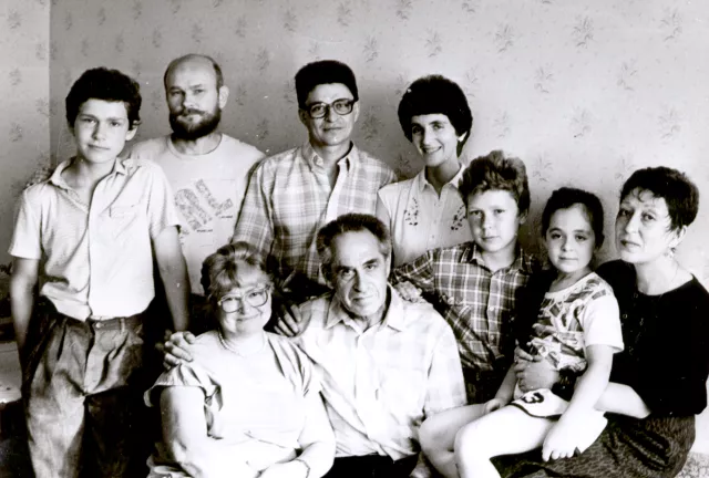 Henrich Kurizkes and his family