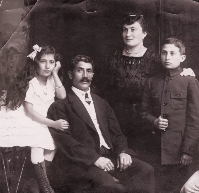 Marcel Mendelev with her parents and brother Philip Korobov