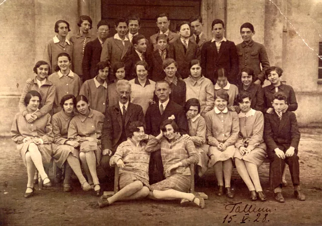 Polina Rapoport with her schoolmates and teachers