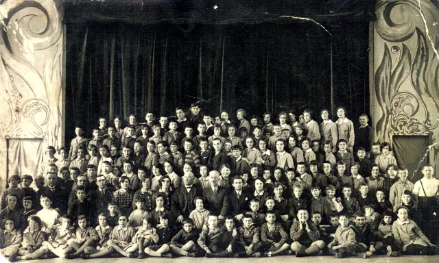Vava Polyak with her schoolmates and teachers