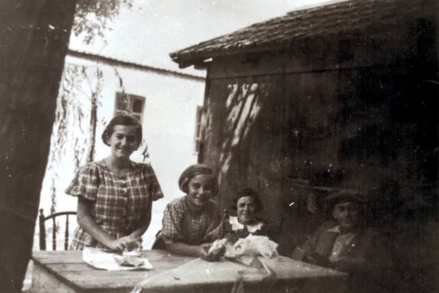 The Beck sisters and Jozsef Faludi in their grandparents' house in Csepel The Beck sisters and Jozsef Faludi in their grandparents' house in Csepel