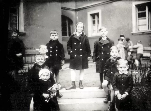 Preisz Györgyné kislányként a barátokkal