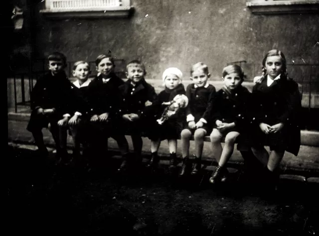 Preisz Györgyné kislányként a barátokkal