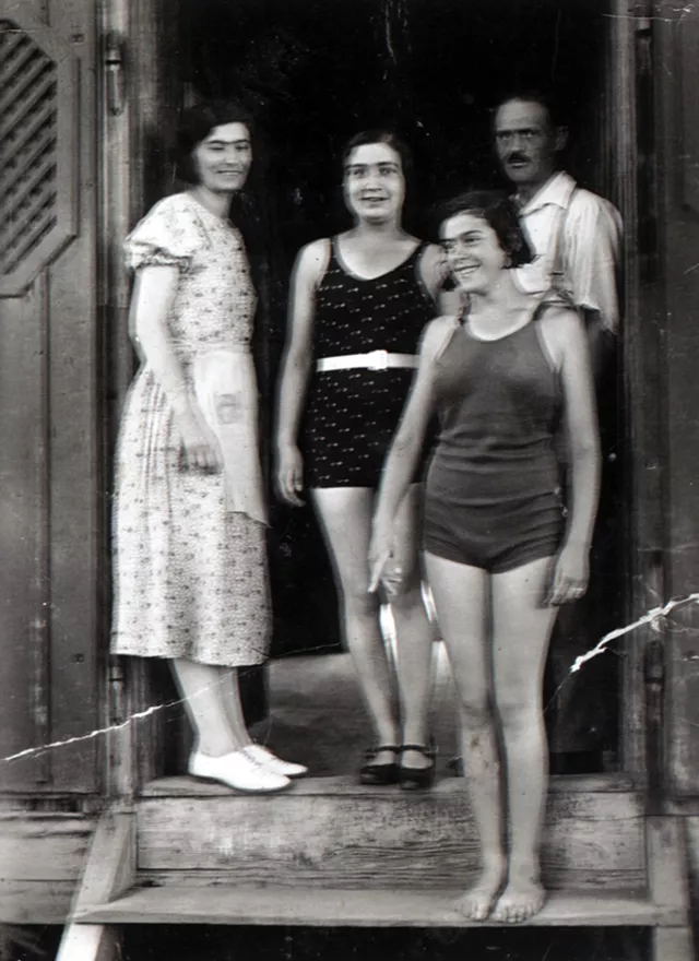 Schlesinger Mihályné a strandon