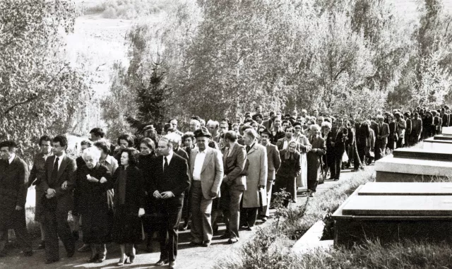 Hana Gasic in her father Menahem Montiljo's funeral procession in Sarajevo Hana Gasic in her father Menahem Montiljo's funeral procession in Sarajevo