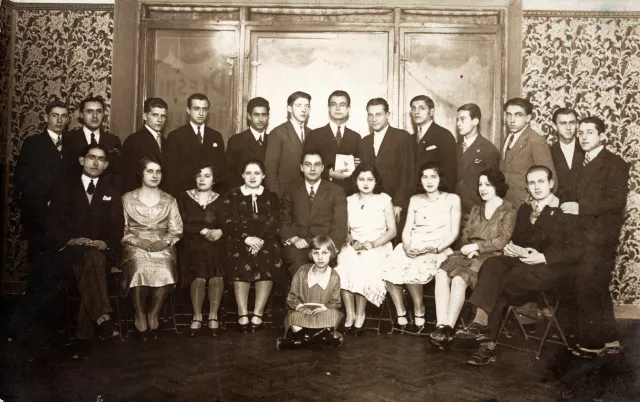 Hana Gasic's mother Flora Montiljo with others posing for a photo
