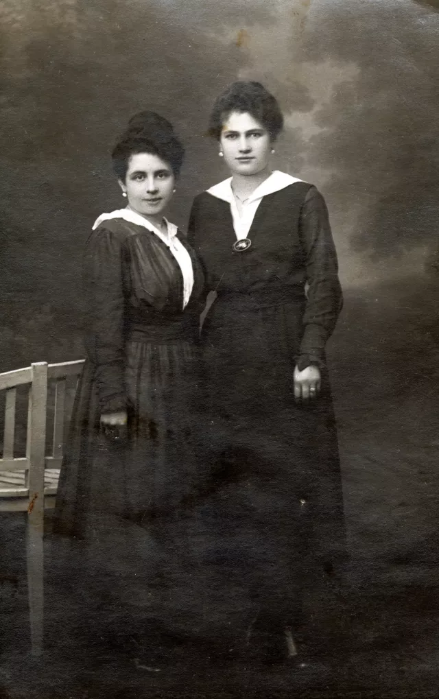 Hana Gasic's photo of two women posing in a studio Hana Gasic's photo of two women posing in a studio