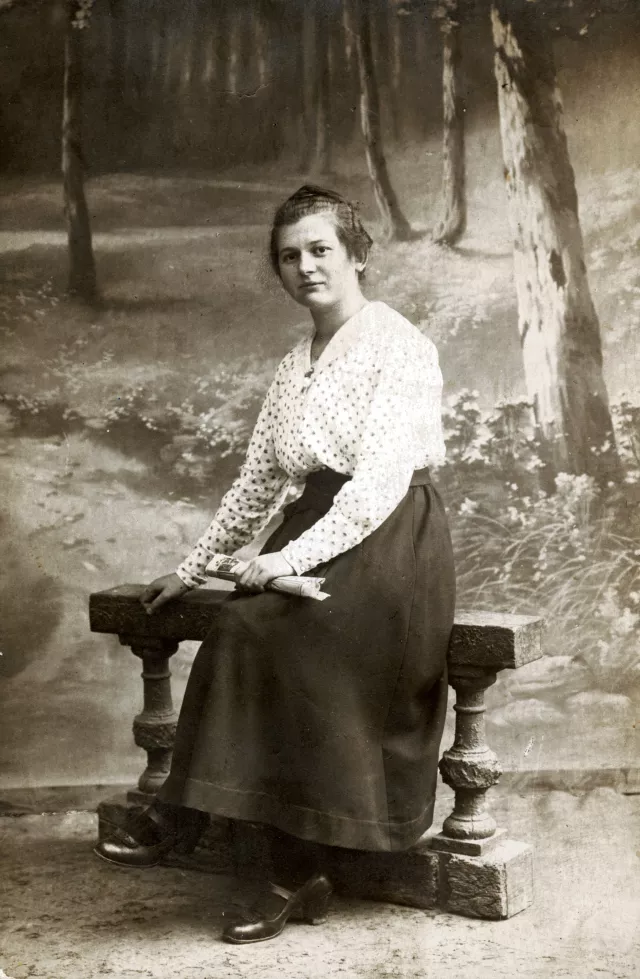 Hana Gasic's photo of a woman posing on a bench Hana Gasic's photo of a woman posing on a bench