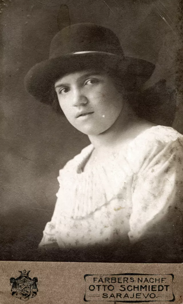 Hana Gasic's photo of a woman in a black hat