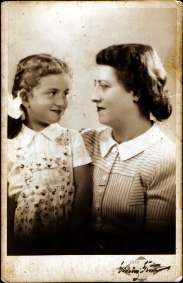 Bozsi Spiegel with her daughter Bozsi Spiegel with her daughter
