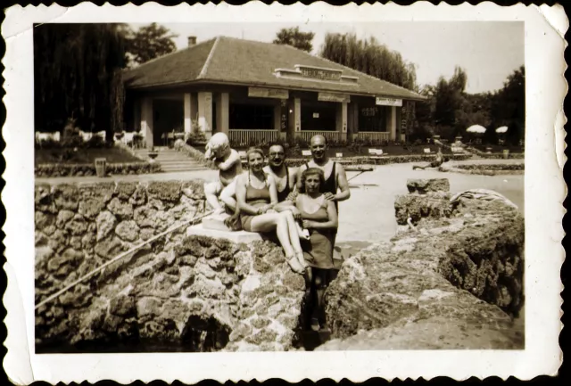 Bozsi Spiegel and Piri Deri with their husbands Bozsi Spiegel and Piri Deri with their husbands