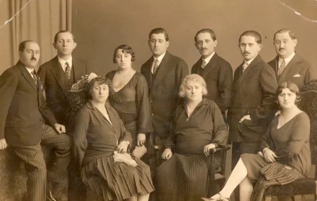 Hoffenreich Zoltán, édeeanyjával és testvéreivel