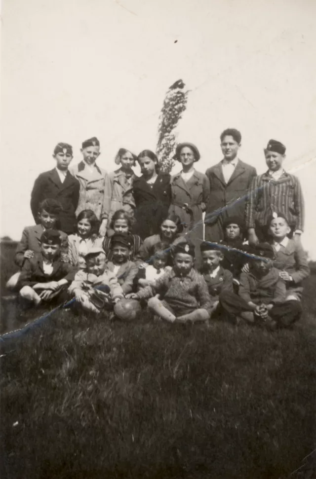 Váradi Richárdné iskolai osztálytársaival